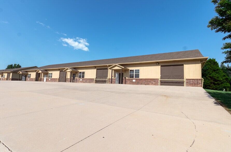More Photos Of 6932 Highwater Cir, Edmond Light Distribution For Lease