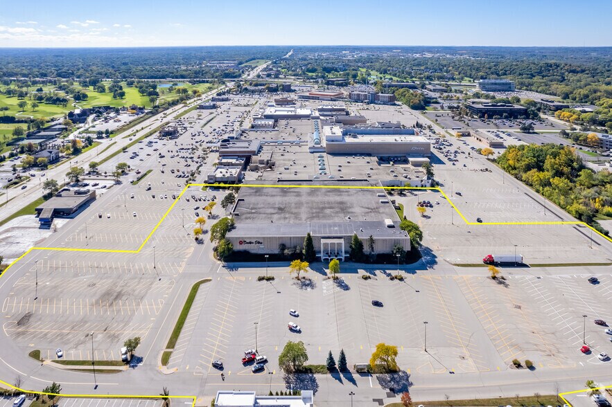 More Photos Of 15875 W Bluemound Rd, Brookfield General Retail For Lease