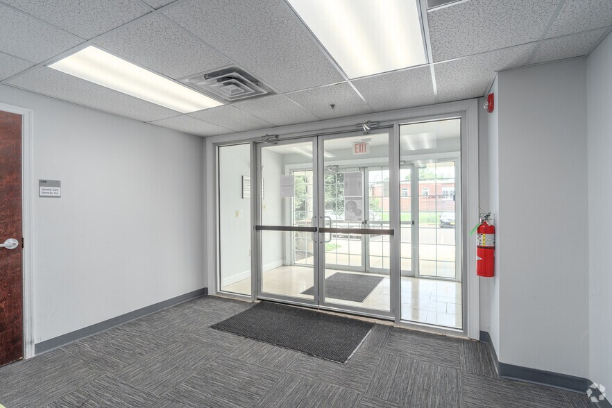 More Photos Of 190 N Evergreen Ave, Woodbury Office For Lease