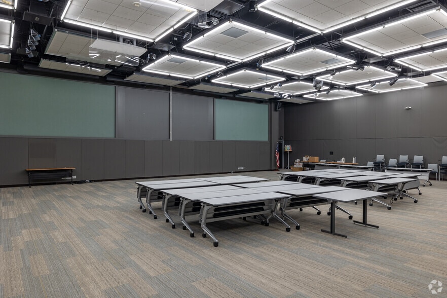 More Photos Of 11445 Compaq Center West Dr, Houston Office For Lease