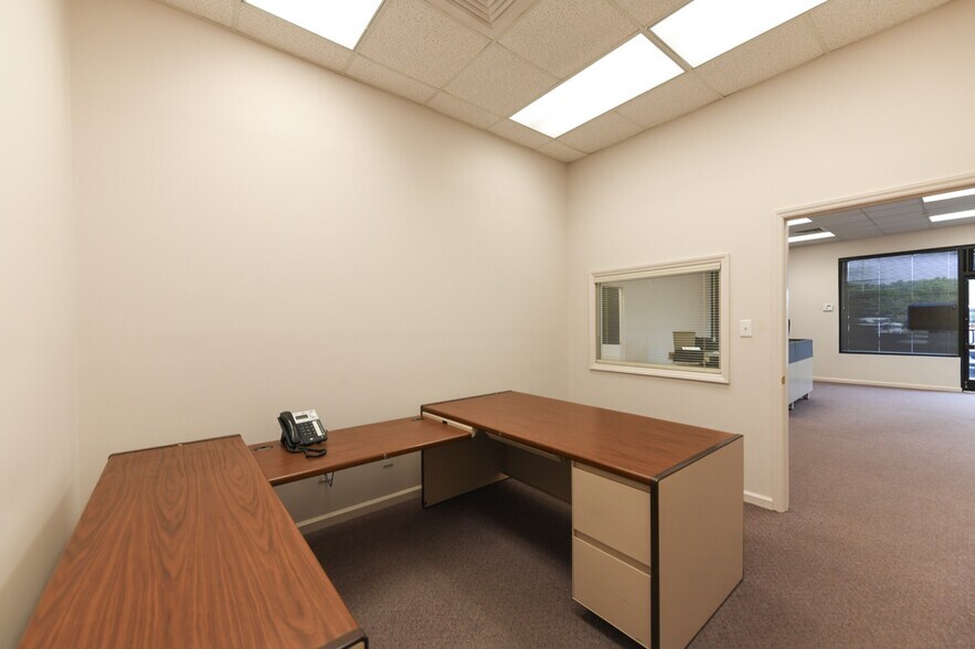 More Photos Of 409 Chicago Dr, Fayetteville Flex For Lease