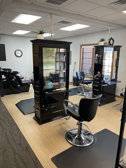 More Photos Of 1429 Province Ter, Menasha Office For Sale