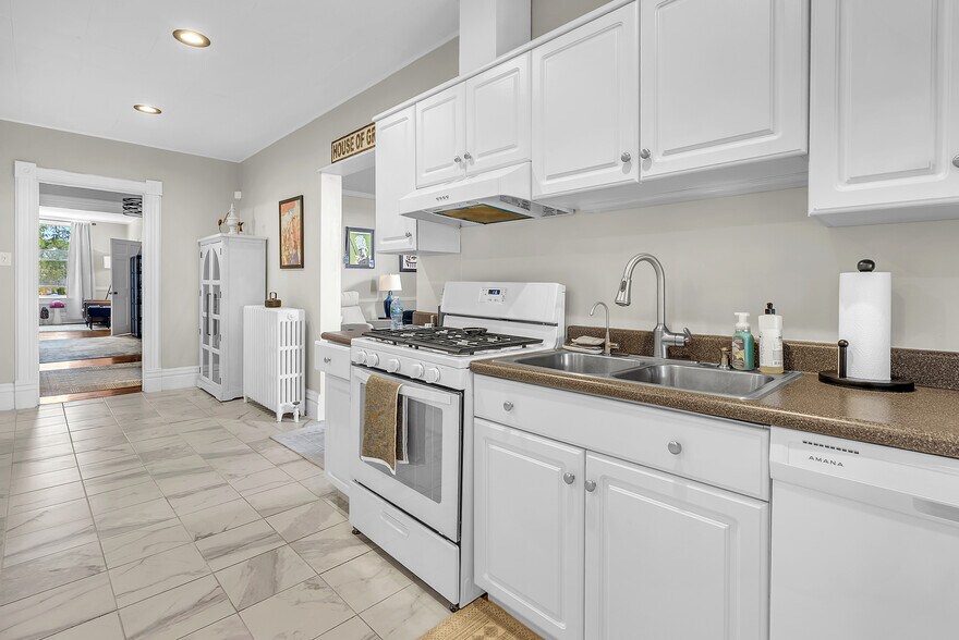 More Photos Of 105 1/2 S Court St, Crown Point General Retail For Sale