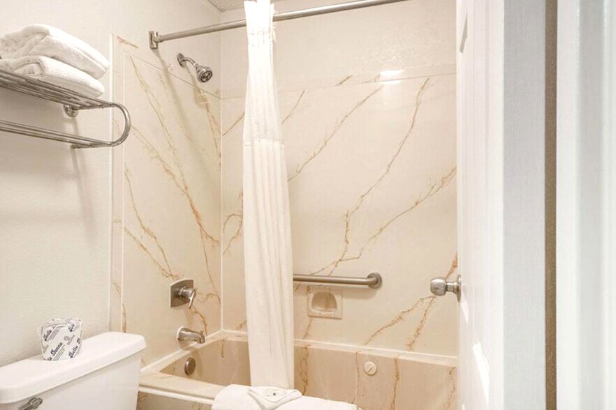 More Photos Of 658 S Westdale Dr, Wichita Hotel For Sale