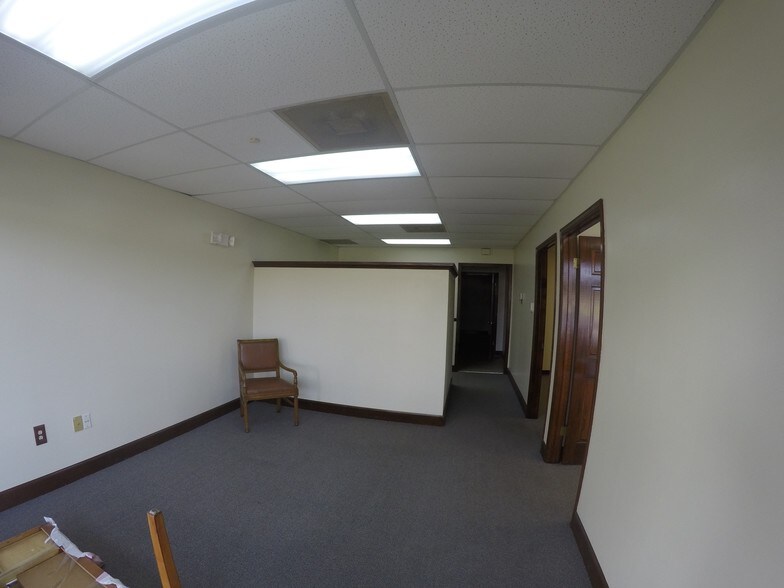 More Photos Of 6808-6832 Hanging Moss Rd, Orlando Showroom For Lease