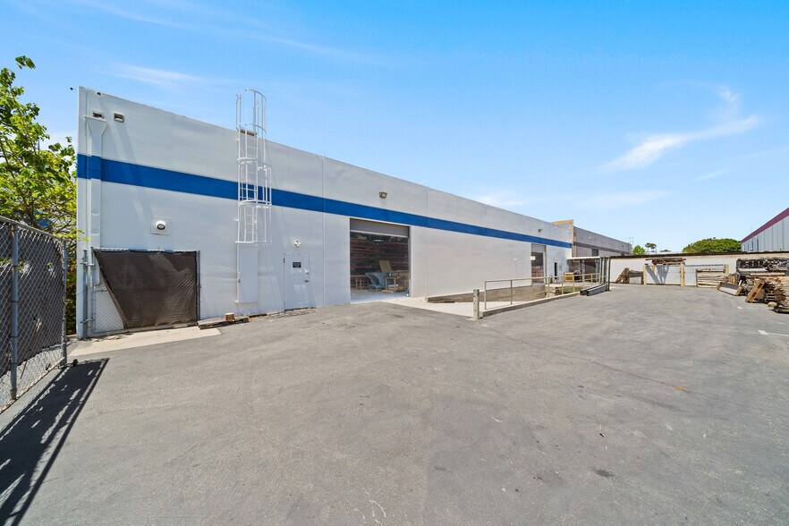 More Photos Of 3701 W Carriage Dr, Santa Ana Warehouse For Lease