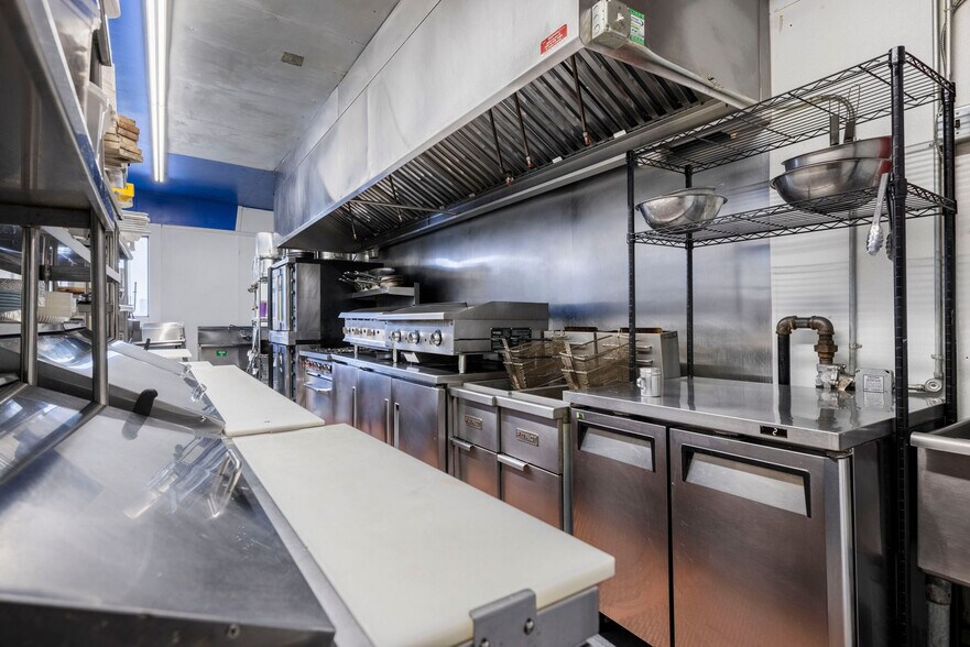 More Photos Of 7588 N Broadway, Red Hook Specialty For Sale