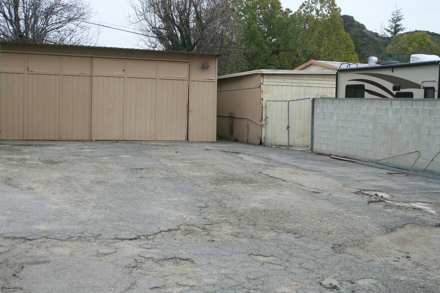 More Photos Of 28378 Roadside Dr, Agoura Hills Showroom For Lease