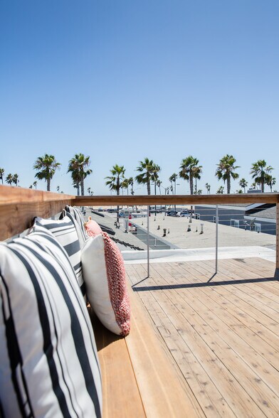 More Photos Of 511 E Balboa Blvd, Newport Beach Storefront Retail Residential For Sale