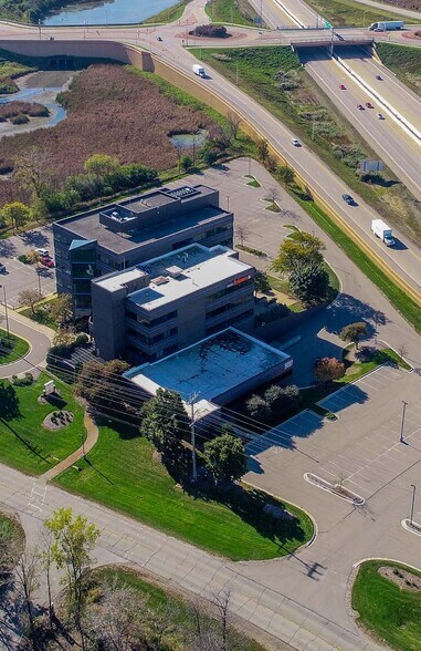 More Photos Of 55 Jewelers Park Dr, Neenah Office For Lease