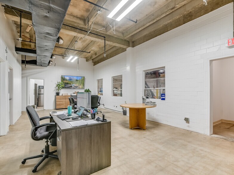 More Photos Of 414 Vera Cruz, San Antonio Warehouse For Lease
