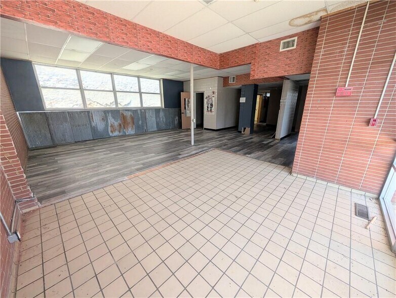 More Photos Of 910 New York St, Humboldt Freestanding For Sale