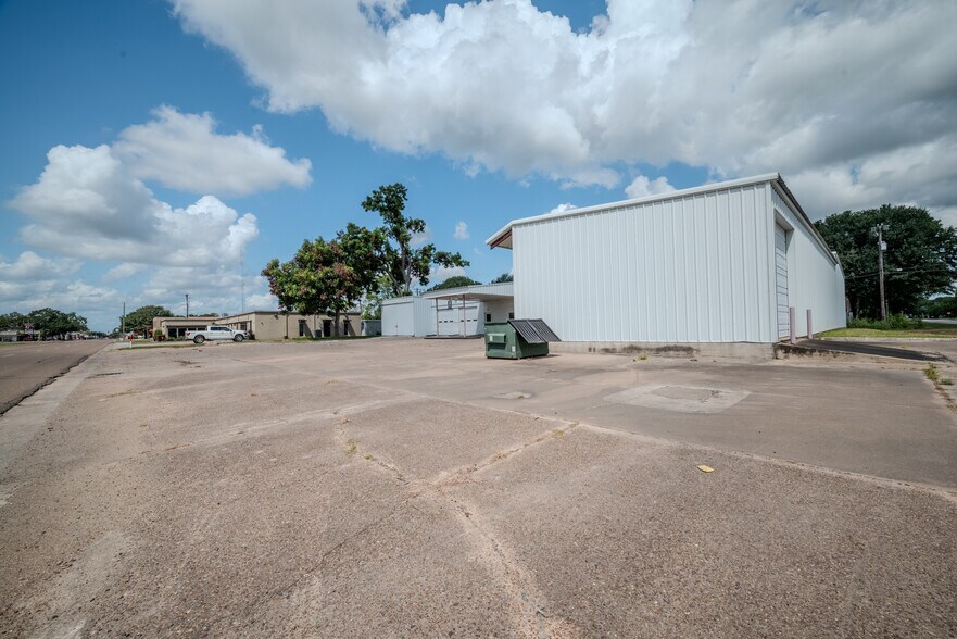 More Photos Of 619 E Jackson St, El Campo Warehouse For Lease
