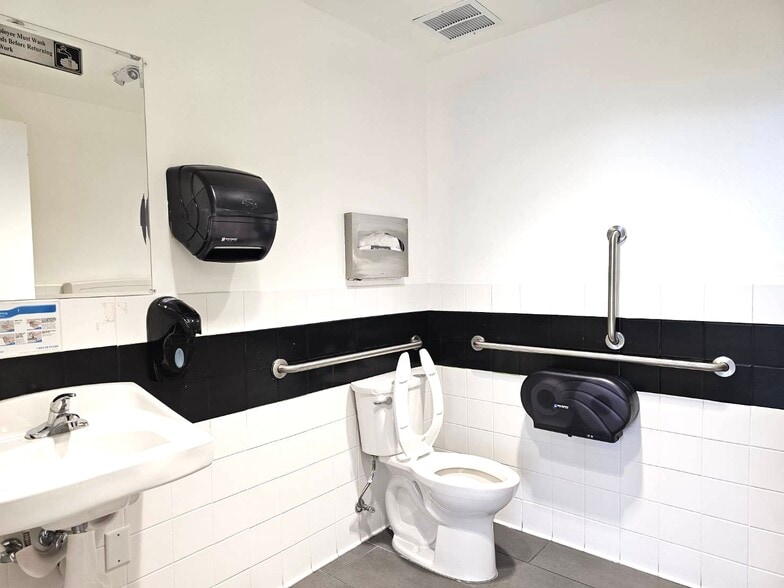 More Photos Of 6580 S Rainbow Blvd, Las Vegas Storefront Retail Office For Lease