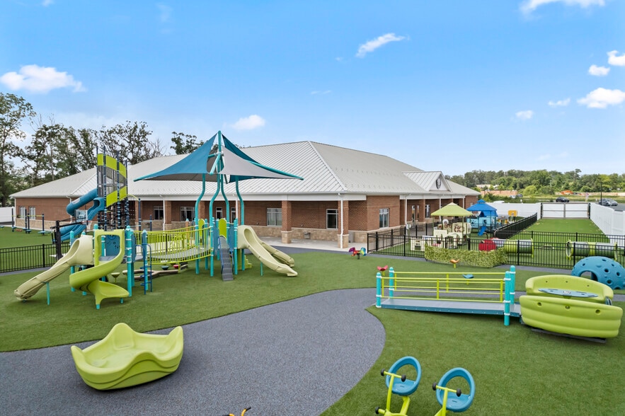 More Photos Of 42525 Tall Cedars Pkwy, Chantilly Schools For Lease