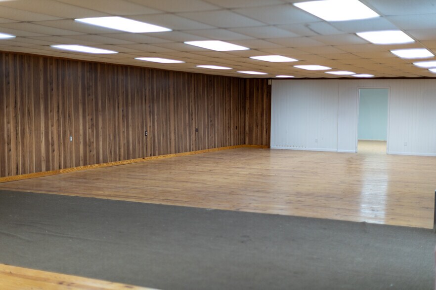 More Photos Of 1209 W Market St, Smithfield Industrial For Sale