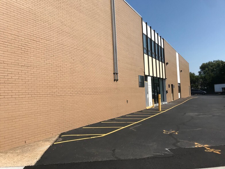 More Photos Of 535 S Broadway, Hicksville Office For Lease