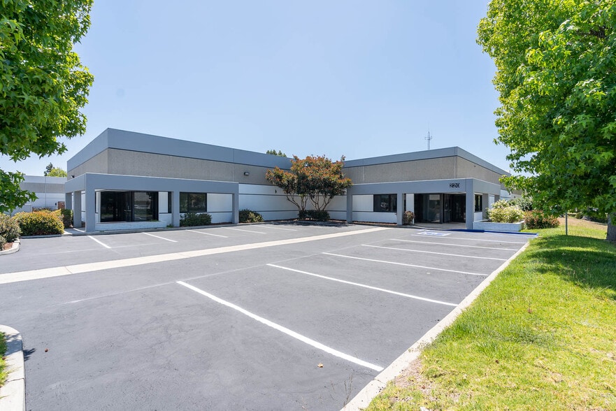 More Photos Of 220 Bernoulli Cir, Oxnard Manufacturing For Lease