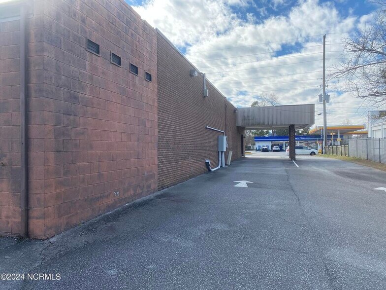 More Photos Of 112 E 5th St, Washington General Retail For Sale