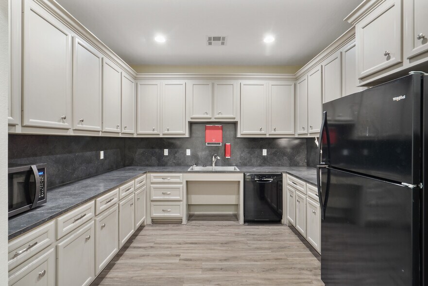 More Photos Of 806 Gladstell St, Conroe Unknown For Lease