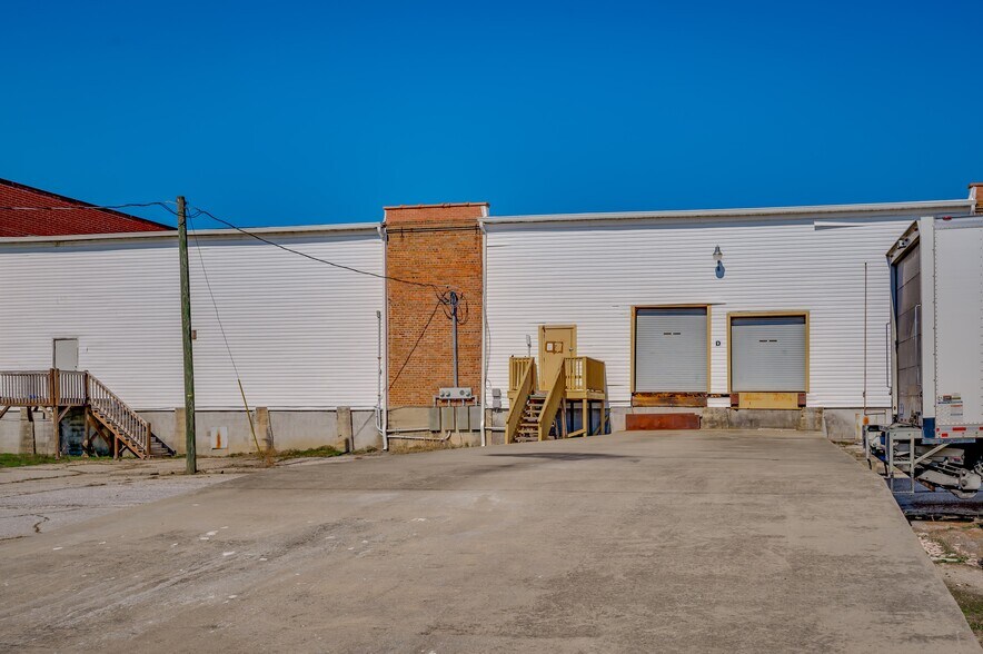 More Photos Of 200 N 13th St, Erwin Warehouse For Lease