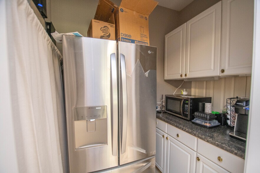 More Photos Of 385 Hawthorne Ln, Athens Medical For Lease
