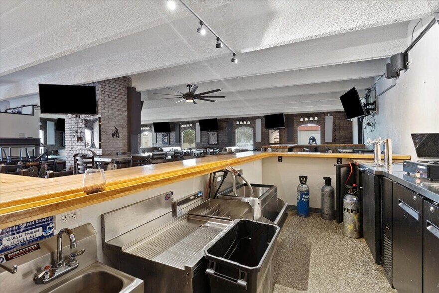 More Photos Of 122 W 6th St, Cheyenne Light Distribution For Lease