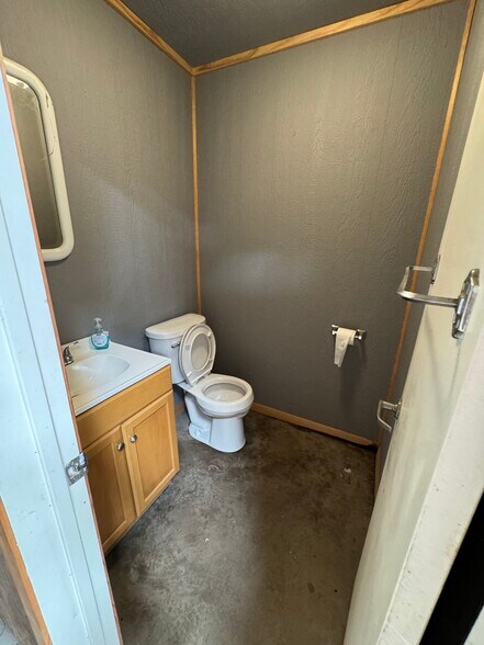 More Photos Of 1208 S Chestnut St, Lufkin Showroom For Sale