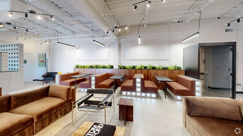 More Photos Of 900 Pressley Rd, Charlotte Warehouse For Lease
