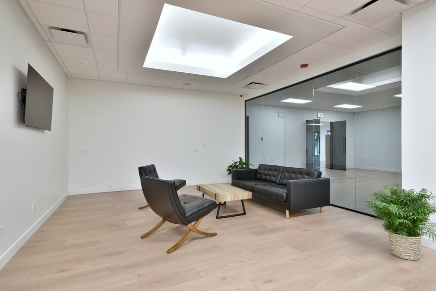 More Photos Of 6363 W 73rd St, Bedford Park Manufacturing For Lease