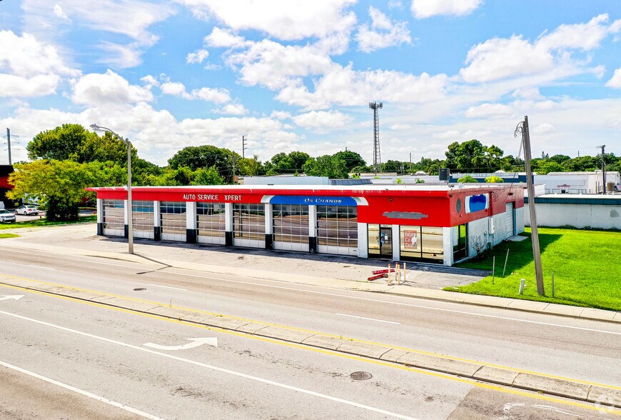 More Photos Of 2022 12th St, Sarasota Auto Repair For Lease
