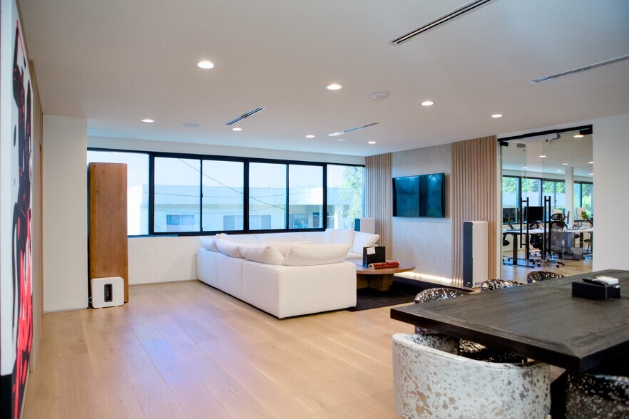 Primary Photo Of 648 N St. Andrews Pl, Los Angeles Loft Creative Space For Lease