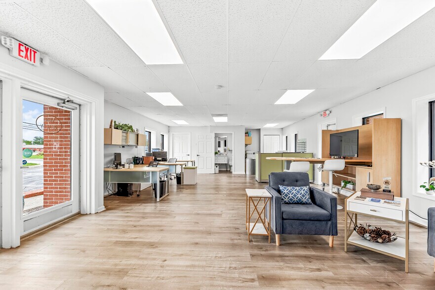 More Photos Of 10351 Southern Maryland Blvd, Dunkirk Office For Sale