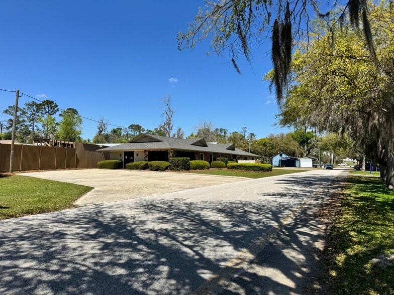 More Photos Of 151 SE Lakeshore Dr, Madison Medical For Sale