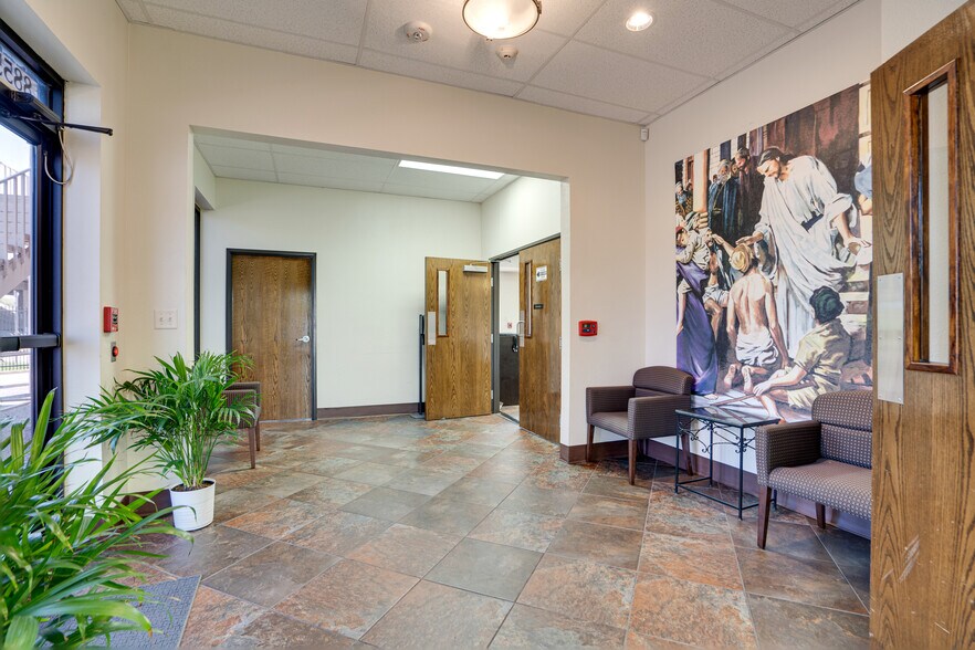 More Photos Of 8855 N Stemmons Fwy, Dallas Office For Sale