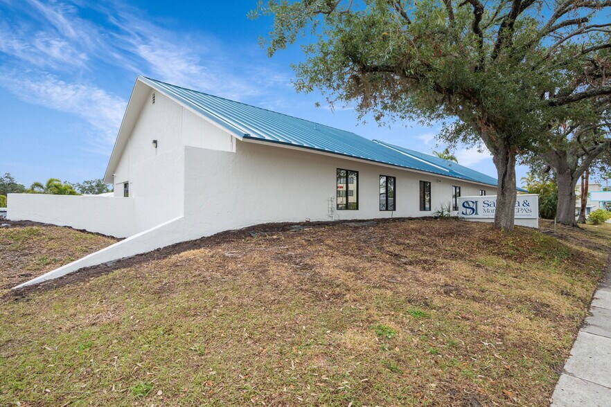 More Photos Of 2501 S Tamiami Trl, Sarasota Office For Lease