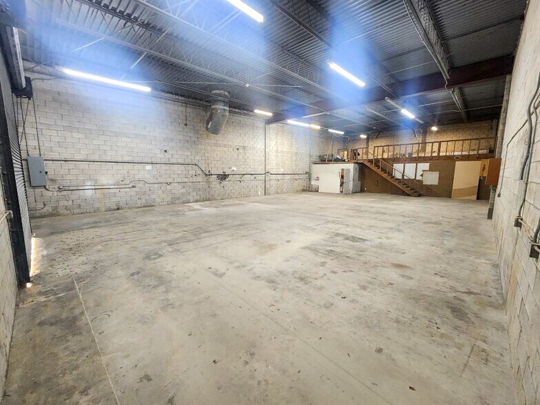 More Photos Of 3520 Consumer St, West Palm Beach Warehouse For Lease