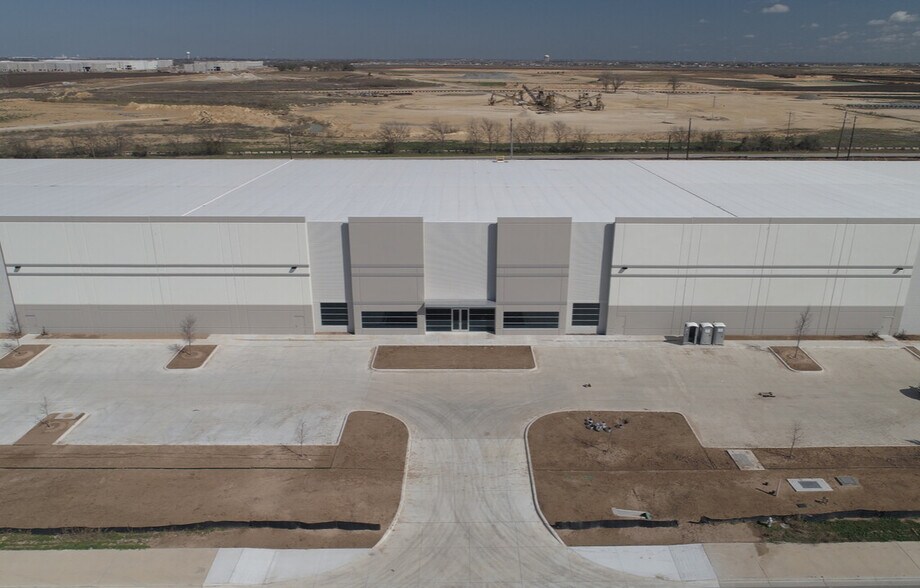 More Photos Of 1425 Susurro Pky, San Marcos Distribution For Lease