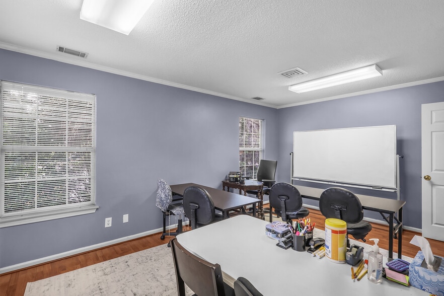 More Photos Of 10375 Ford Ave, Richmond Hill Office For Sale