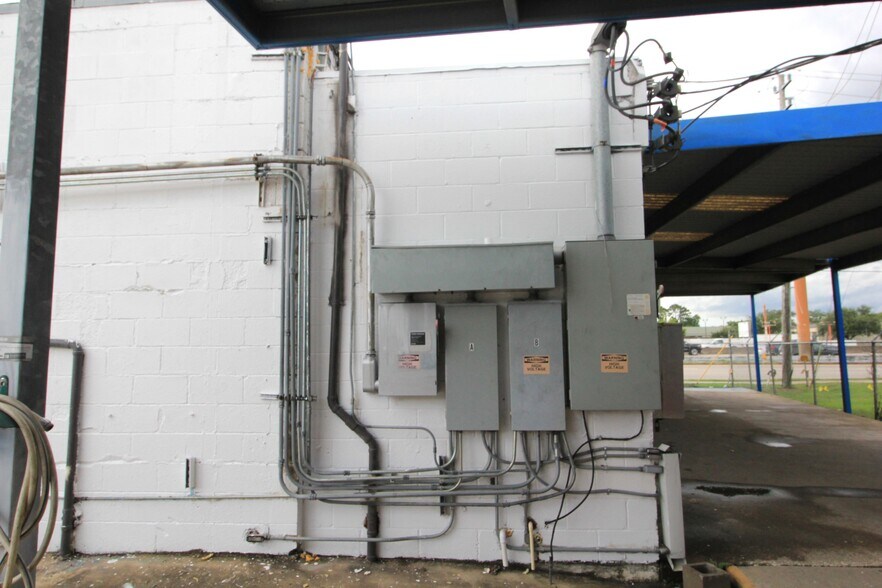 More Photos Of 8257 Gulf Fwy, Houston Auto Repair For Lease