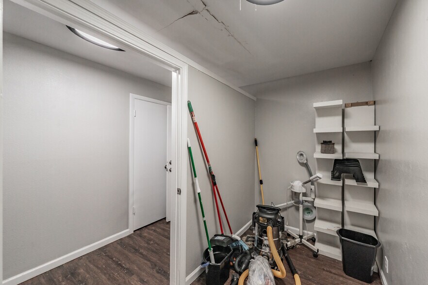 More Photos Of 7235 Glenview Dr, Richland Hills Office For Sale