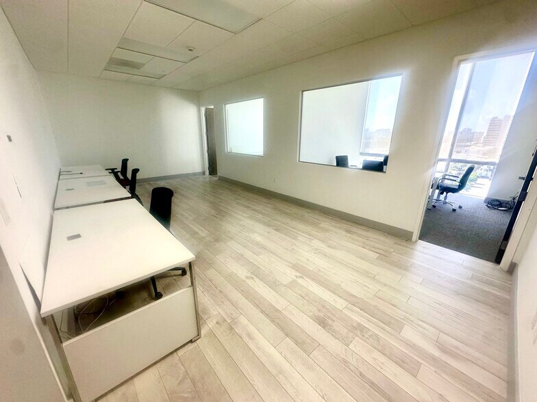 More Photos Of 20200 W Dixie Hwy, Aventura Office For Sale