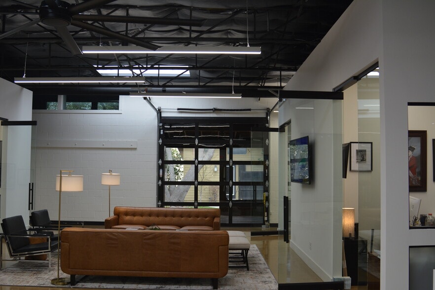 More Photos Of 2336 Farrington St, Dallas Office For Sale