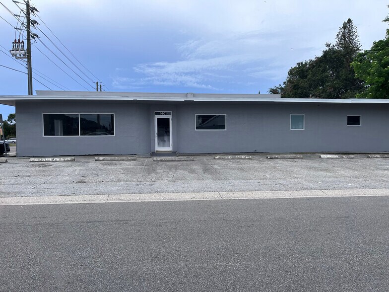 More Photos Of 1401 49th St S, Gulfport Storefront For Sale