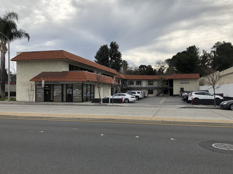 More Photos Of 22916 Lyons Ave, Santa Clarita Storefront Retail Office For Lease