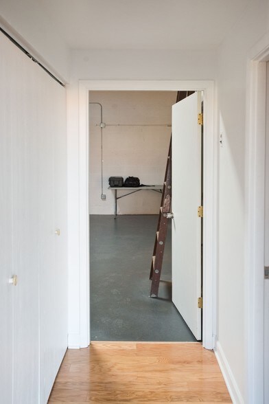 More Photos Of 641-683 Academy Dr, Northbrook Warehouse For Lease