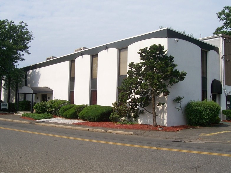 More Photos Of 9 Viaduct Rd, Stamford Warehouse For Lease