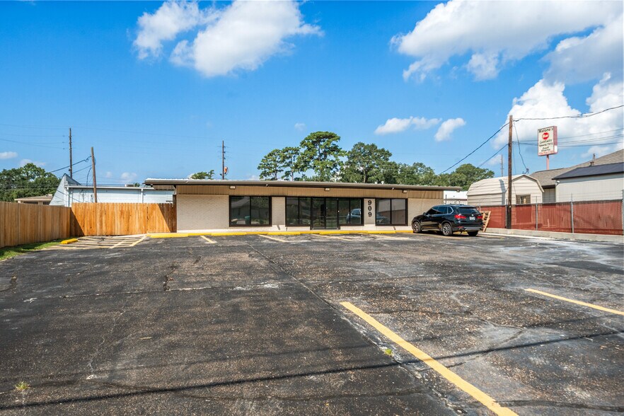 More Photos Of 909 Houston St, Conroe Freestanding For Sale