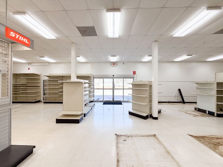 More Photos Of 147 Meriden Rd, Middlefield Garden Center For Lease