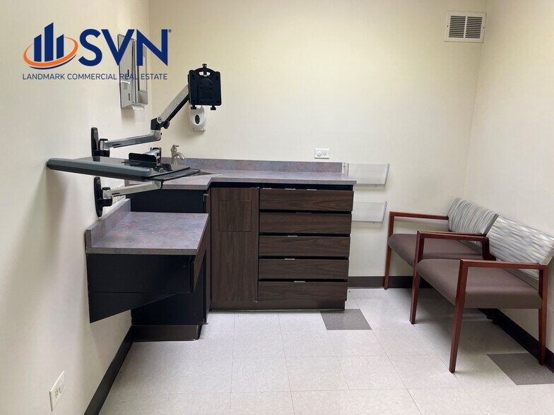 More Photos Of 511-515 Thornhill Dr, Carol Stream Unknown For Lease